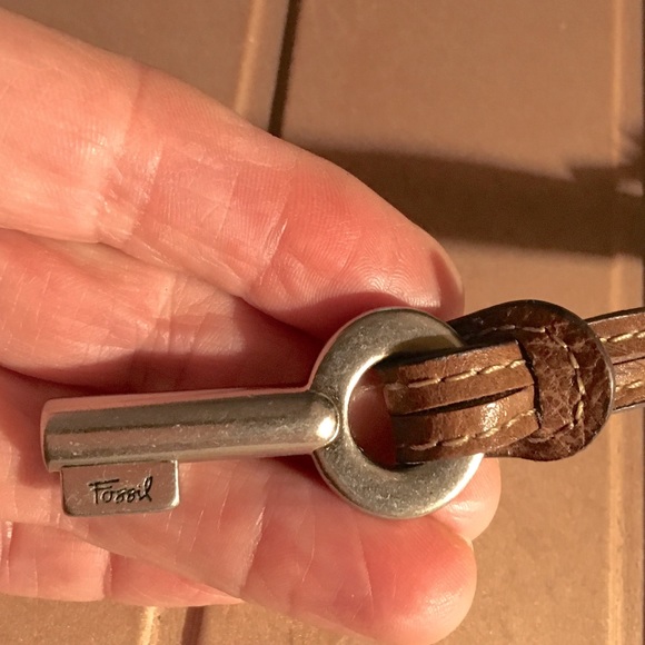 FOSSIL Silver Tone Key CHARM BROWN LEATHER STRAP LOOP Key Fob Bag CHARM - Picture 6 of 6